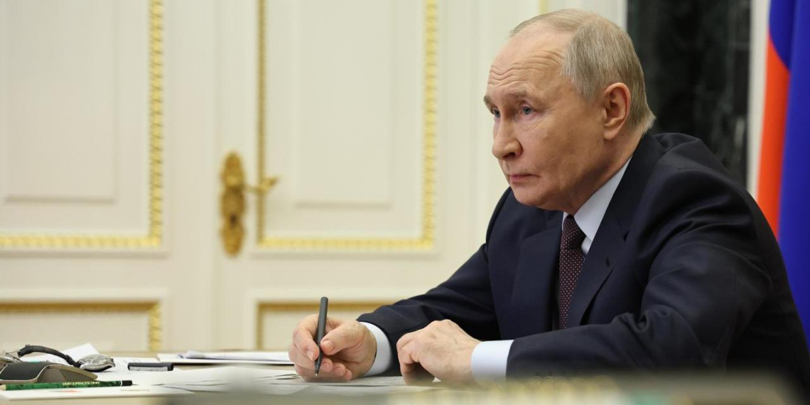 Путин поручил сохранить доступ к критически важным сервисам при ограничениях интернета 