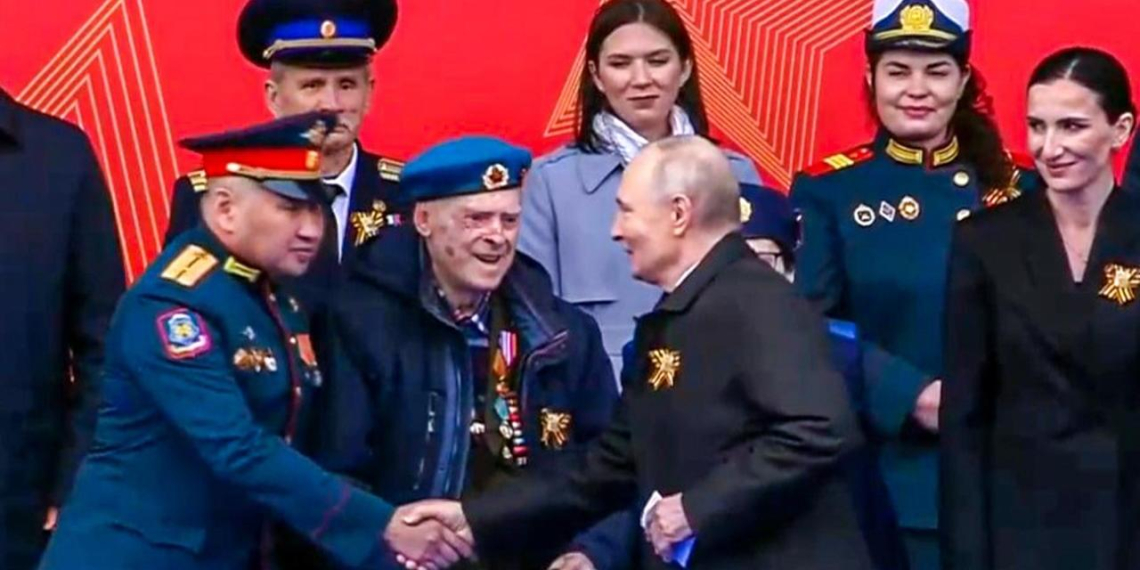Владимир Путин лично поздравил героев России и ветеранов на параде Победы 