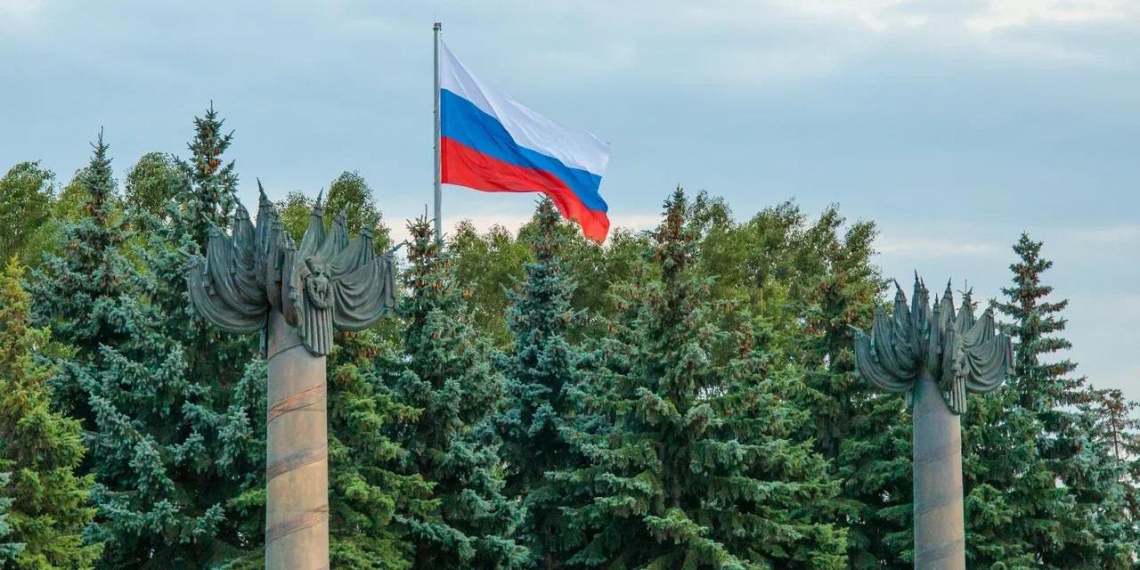 Роль героизма в современной России обсудили на круглом столе ЭИСИ в Москве