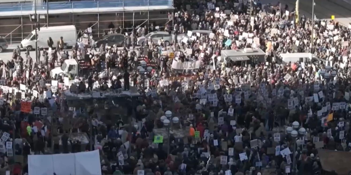 Сотни тысяч американцев вышли на акции протеста против действий миграционной службы США