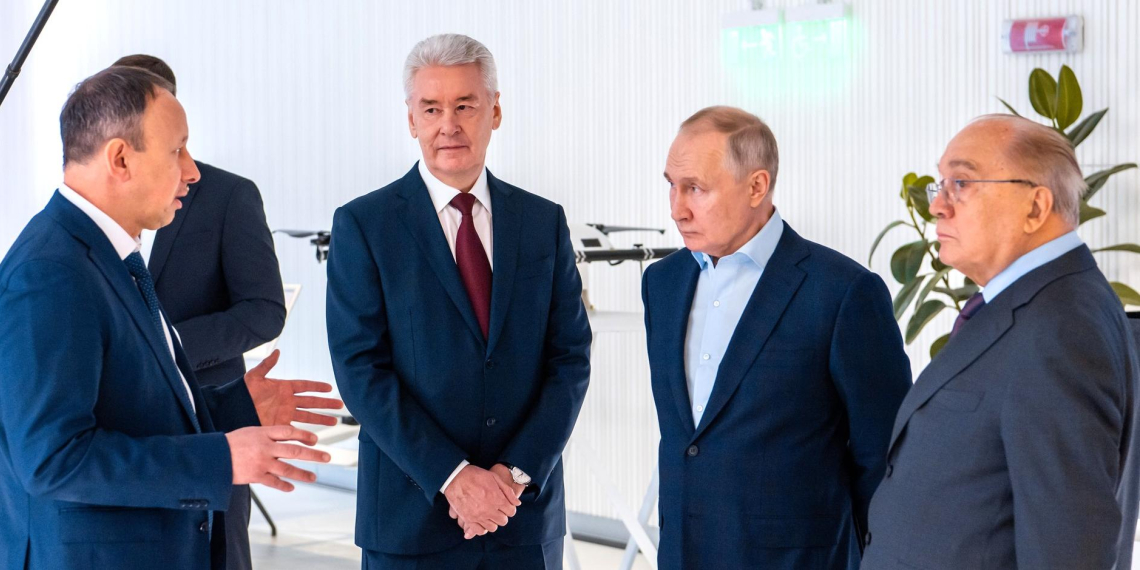 Президент Владимир Путин в новом корпусе МГУ ознакомился с проектами беспилотников и разработками биомедицины 