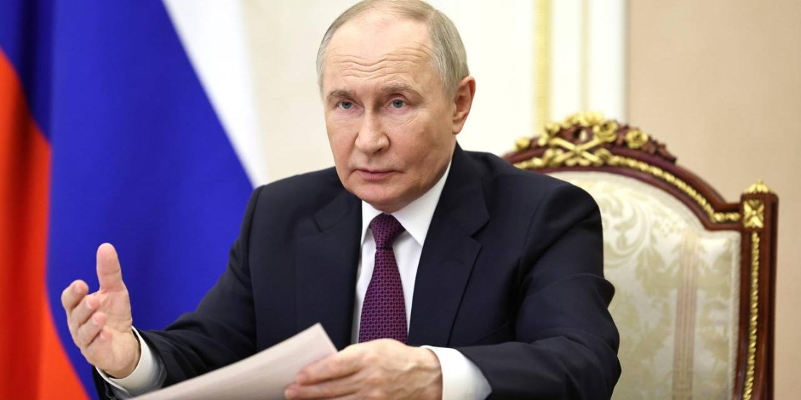 Путин обсудил с правительством социальную поддержку участников СВО и развитие аэропортов
