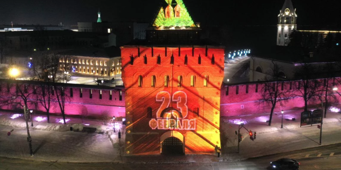 В День защитника Отечества праздничная подсветка украсила Нижегородский кремль  