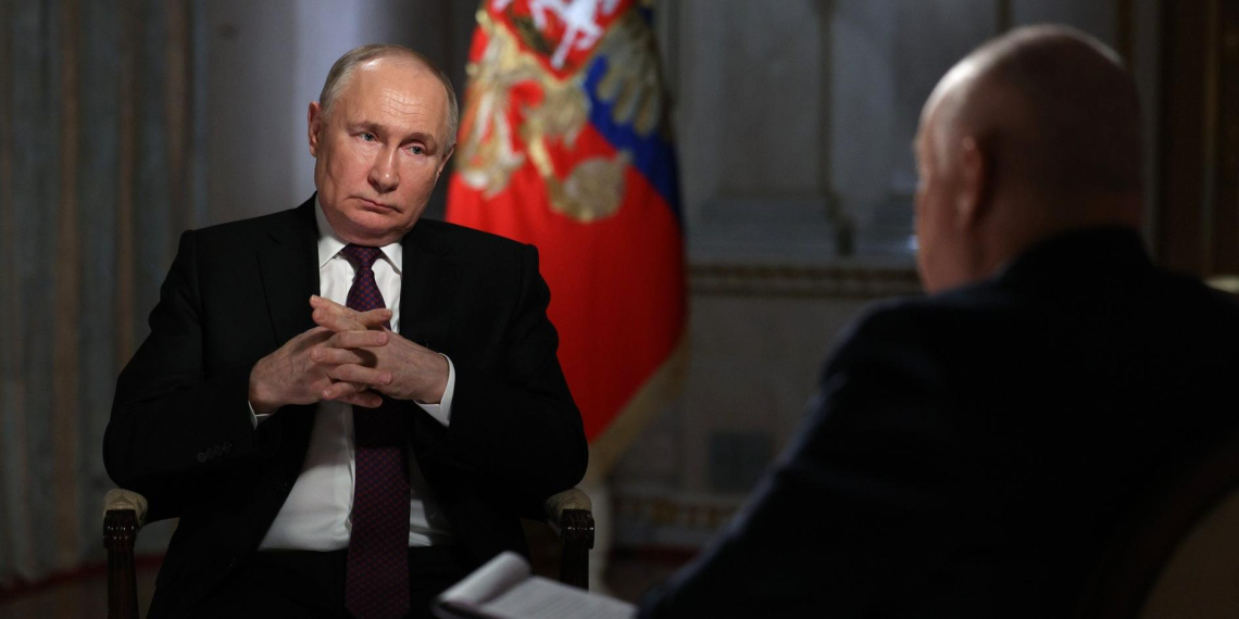 Президент: Россия должна оставаться самодостаточной в плане безопасности и обороны  