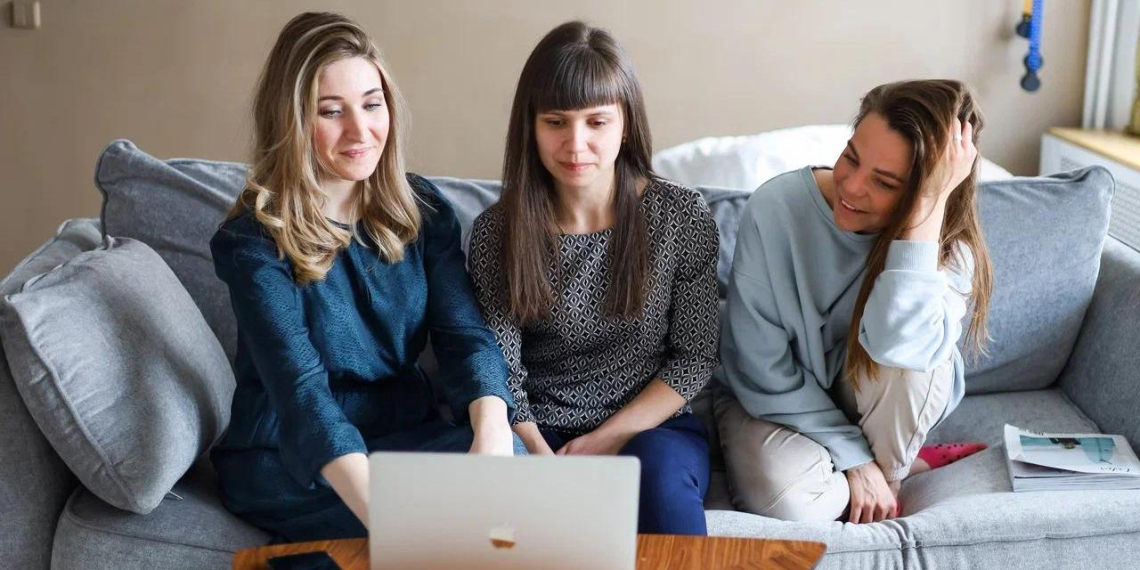 ВКонтакте: пользователи проводят в соцсети больше часа в день