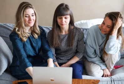 ВКонтакте: пользователи проводят в соцсети больше часа в день