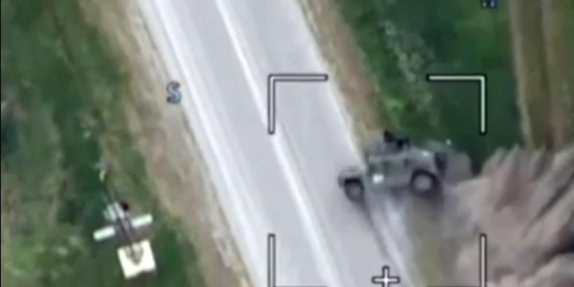 Зрелищное крушение бронеавтомобиля ВСУ сняли с дрона при бегстве из Волчанска