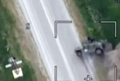 Зрелищное крушение бронеавтомобиля ВСУ сняли с дрона при бегстве из Волчанска