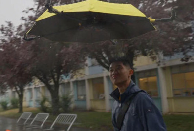 Представлен зонт-дрон, который сам летает за владельцем