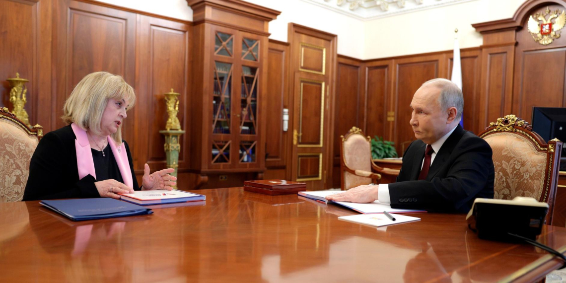 Глава ЦИК РФ вручила Путину удостоверение президента РФ на новый срок полномочий