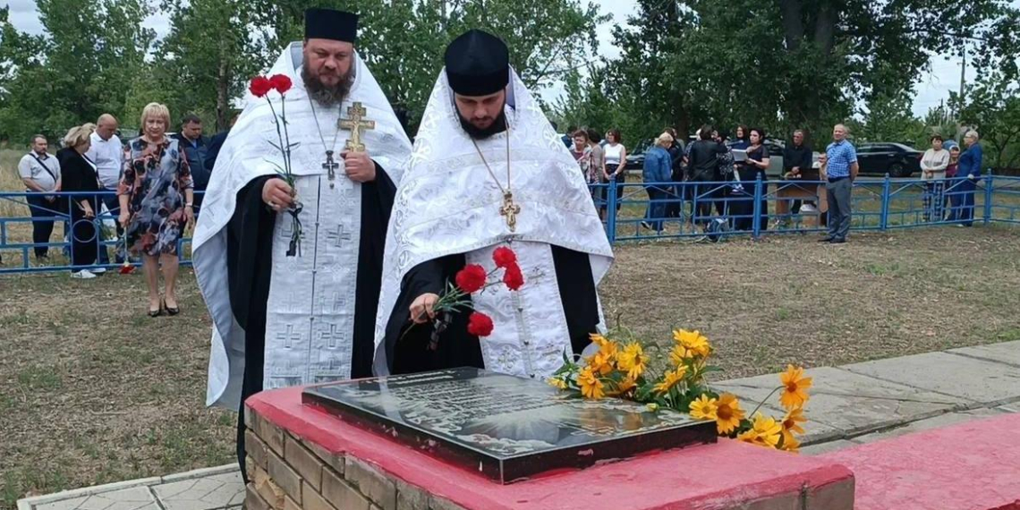 В Станице Луганской почтили память 12 погибших от авиаудара 2014 года