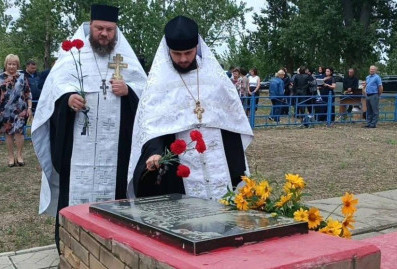В Станице Луганской почтили память 12 погибших от авиаудара 2014 года