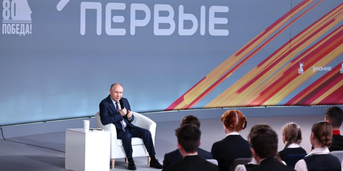 Владимир Путин выступил на марафоне общества "Знание" и высоко оценил его работу  