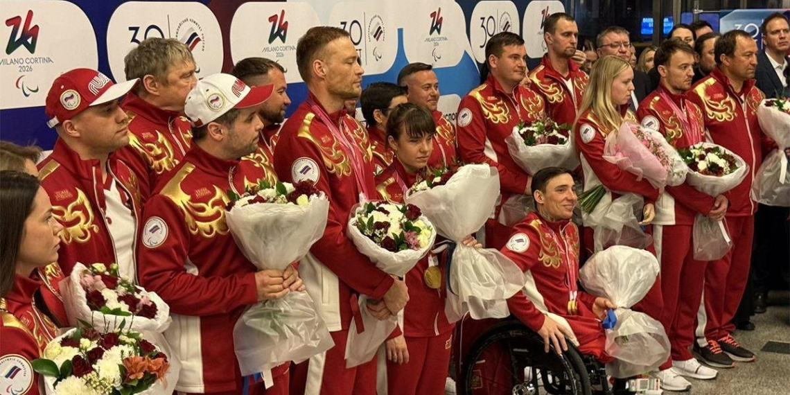 Активисты "Молодой Гвардии Единой России" встретили российских паралимпийцев, завоевавших 12 медалей на XV зимних Играх