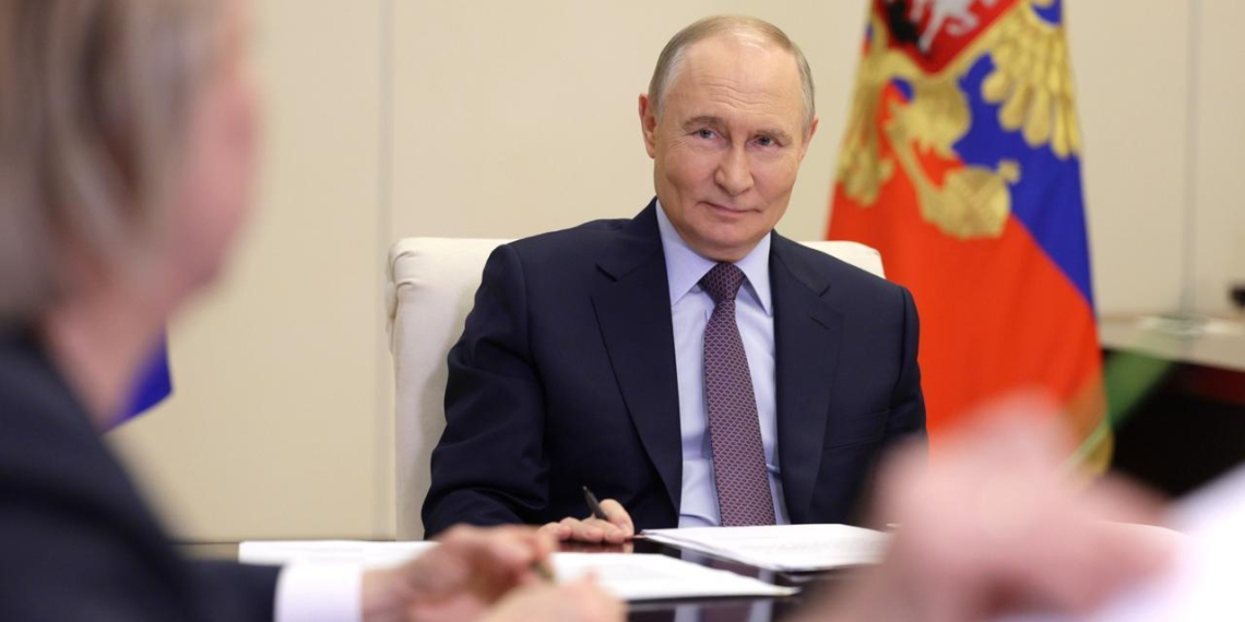 Президент объявил о новой соцпрограмме "Детская книжная карта"