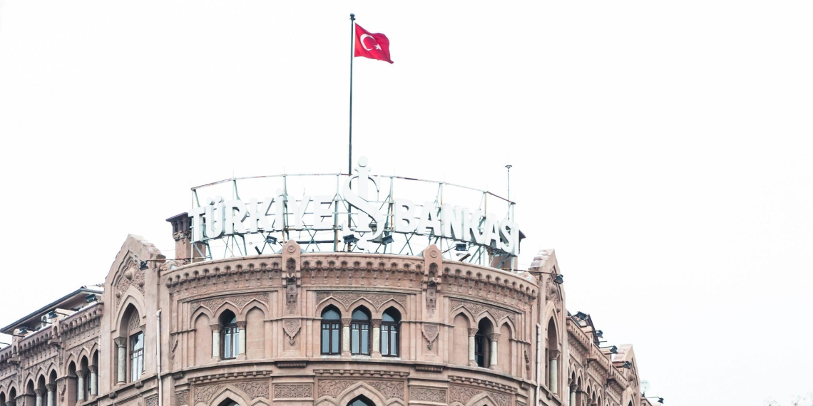 "Ведомости": Турецкие банки начали закрывать счета российских клиентов 