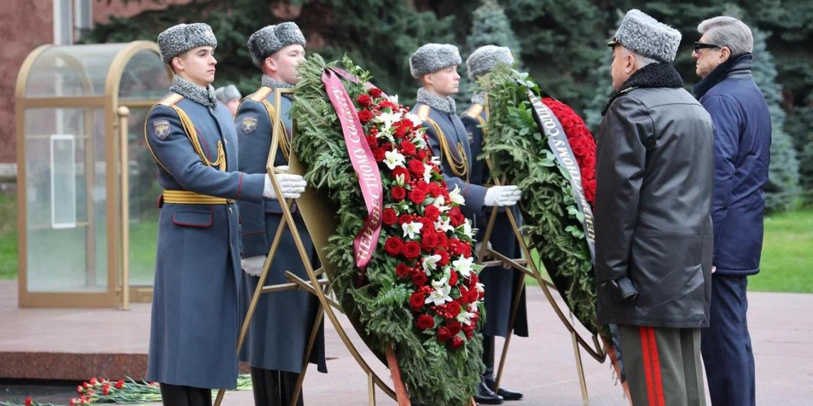 "Бессмертный полк" провёл церемонию у Могилы Неизвестного Солдата