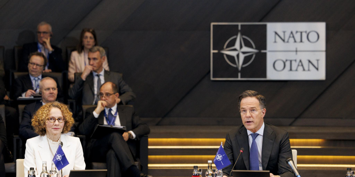 Россия потребует от НАТО закрепить "на бумаге" нерасширение на восток