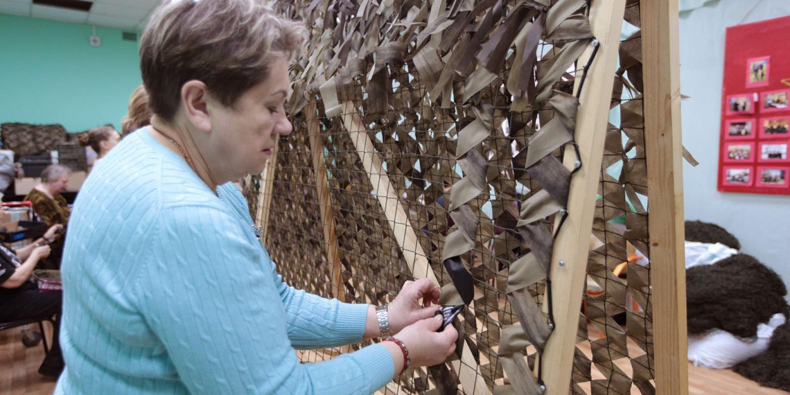 Волонтёры Савёловского района Москвы изготавливают средства маскировки для бойцов СВО