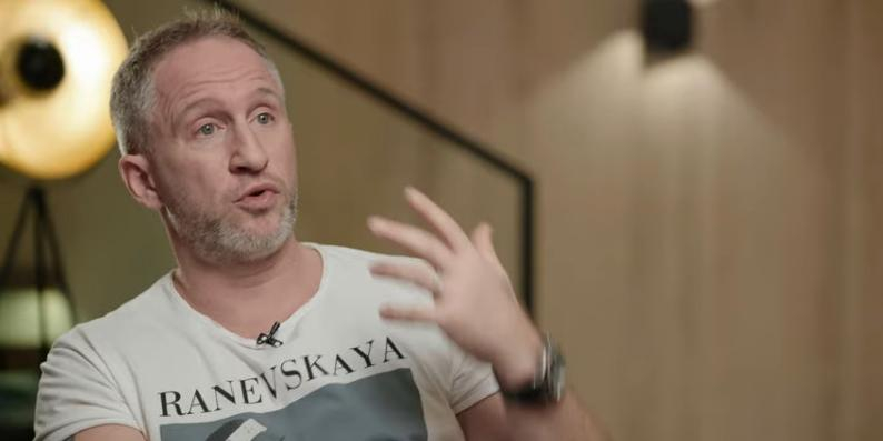 Оскара Кучеру осудили за интервью Дудю* в футболке украинского бренда, спонсирующего ВСУ