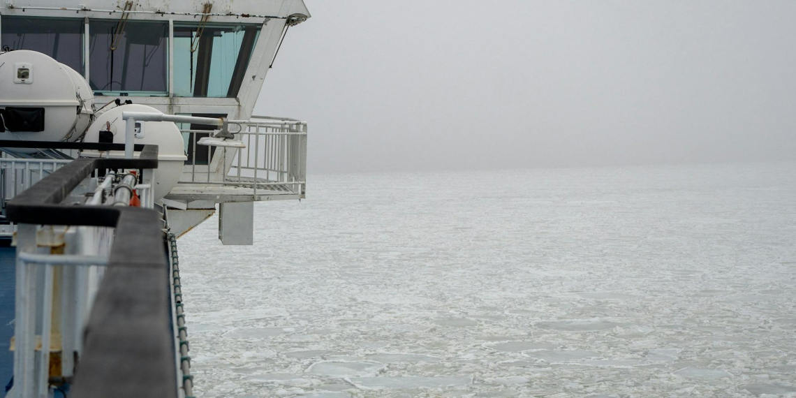 Немецкий ледокол сломался в Балтийском море при сопровождении СПГ-танкера