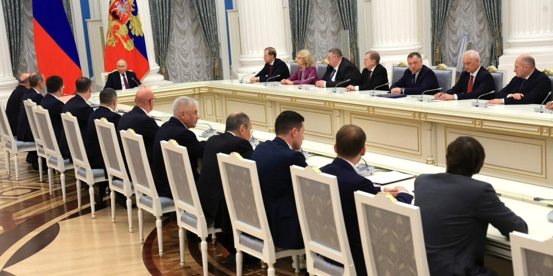 Владимир Путин поручил Правительству РФ в короткие сроки полностью сформировать команду