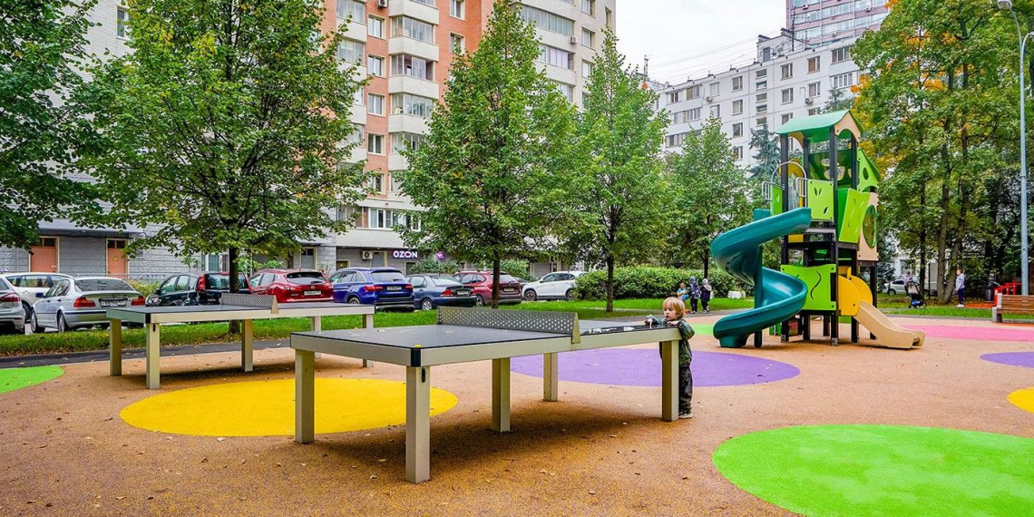 В столичных дворах установили новые столы для шахмат и настольного тенниса