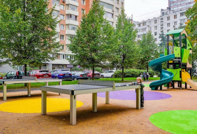 В столичных дворах установили новые столы для шахмат и настольного тенниса