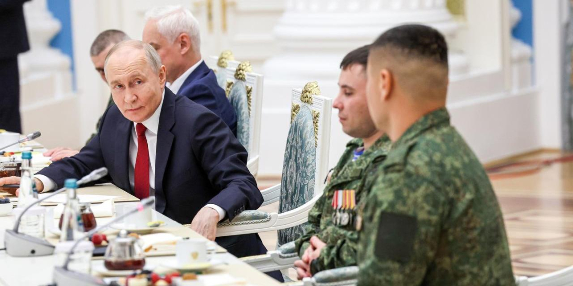 Путин встретился с участниками СВО в День России и поблагодарил бойцов 