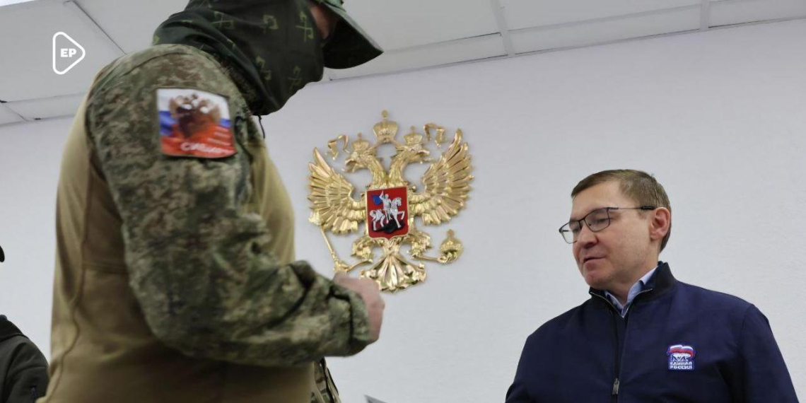 Владимир Якушев вручил бойцам СВО сертификаты об окончании курсов по управлению БПЛА