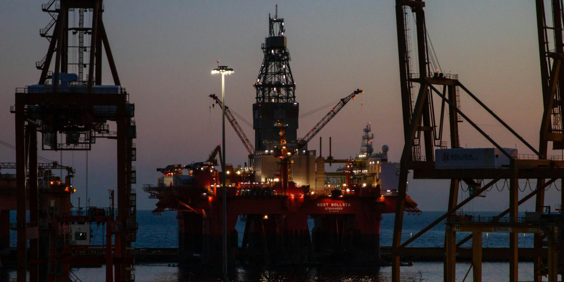 Мировые нефтяные компании начали сокращать штат из-за снижения цен