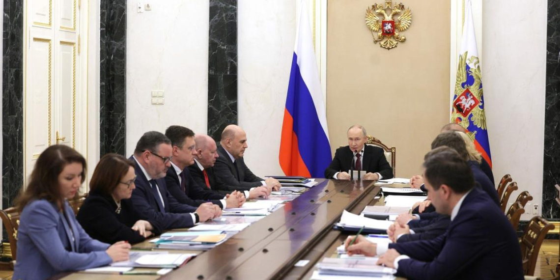 Путин анонсировал индексацию пенсий и новую семейную выплату