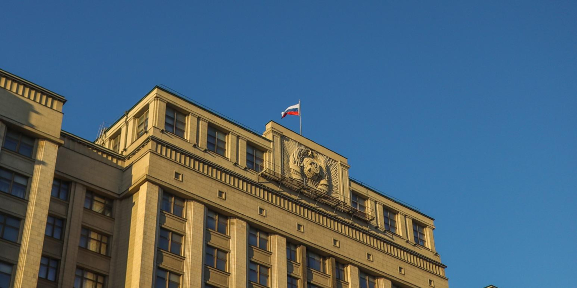 Госдума ужесточила правила получения полиса ОМС мигрантами