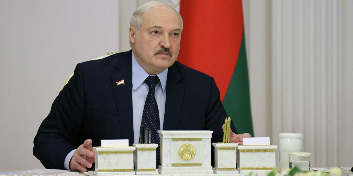 Лукашенко предложил использовать "преимущества диктатуры" для борьбы с инфляцией