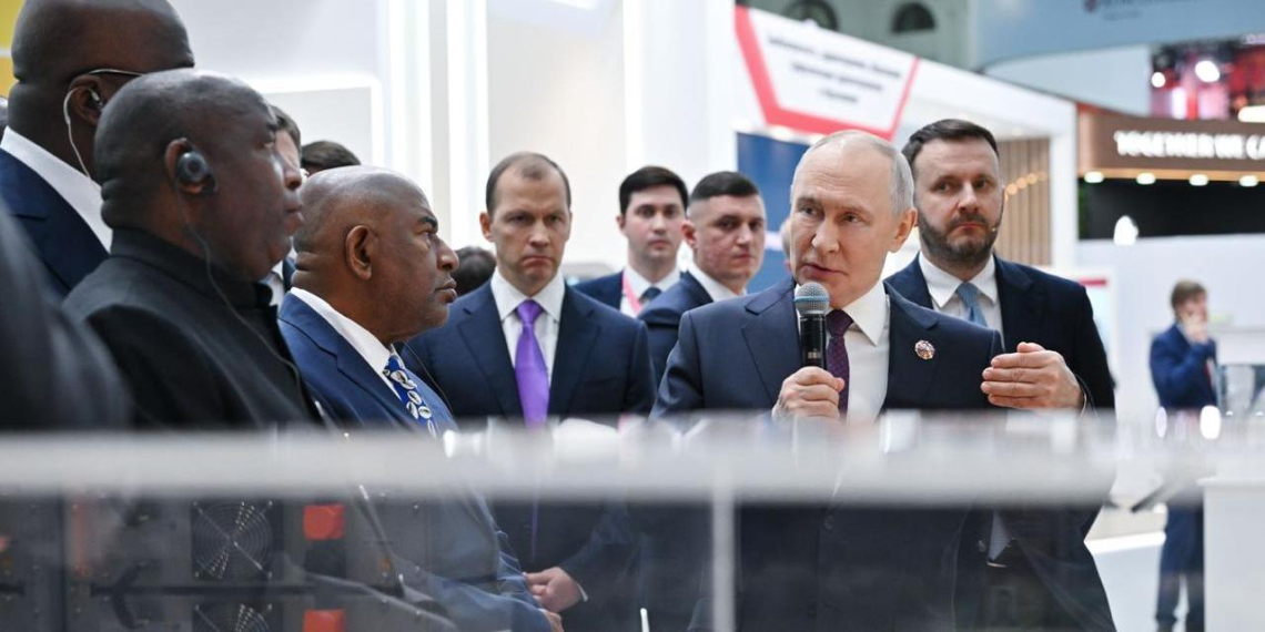 Путин и лидеры Африки осмотрели выставку российских решений 