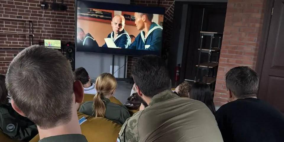 Курсанты Центра "ВОИН" посмотрели фильм о подвиге моряка Алдара Цыденжапова ко Дню ВМФ 