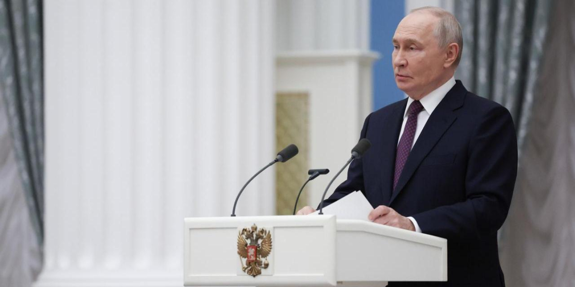 Путин посмертно наградил орденами Мужества семерых членов избиркомов 