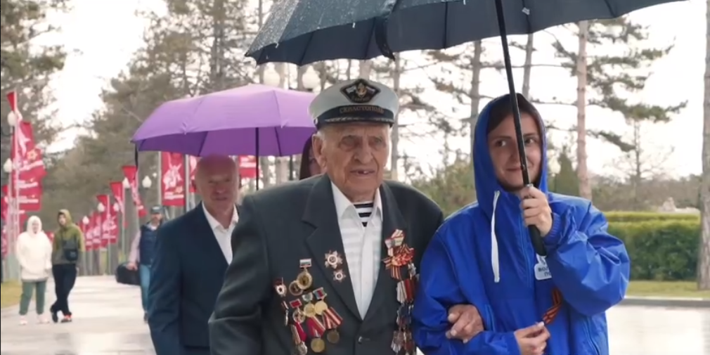 103-летнего ветерана Кубракова наградили памятной медалью "80 лет освобождения Севастополя" 