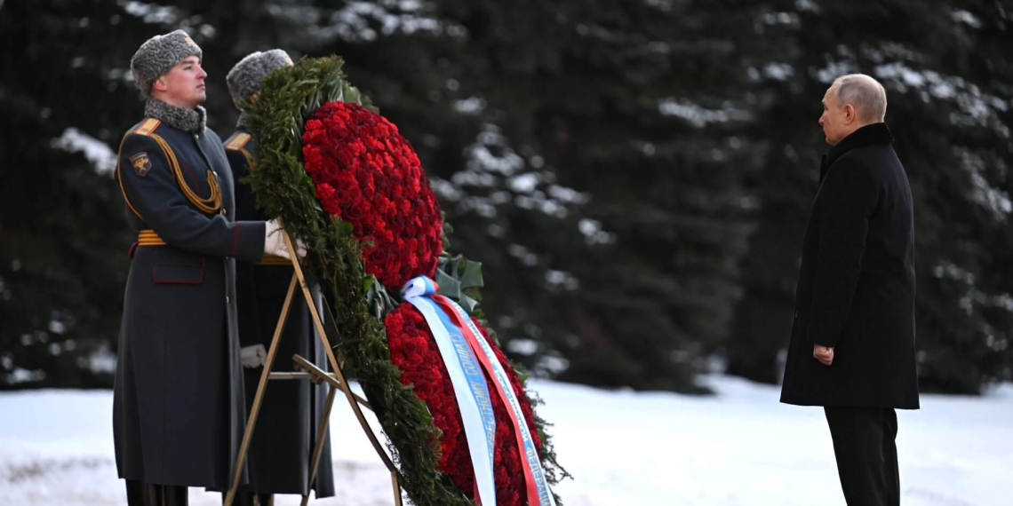 Владимир Путин в День защитника Отечества возложил цветы к Могиле Неизвестного Солдата  