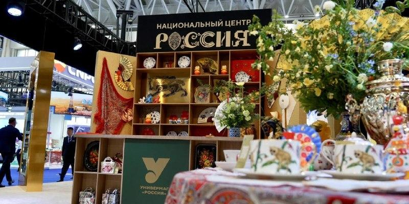 Россия открыла "Универмаг" в Харбине: фарфор, неваляшки и цитаты Путина 