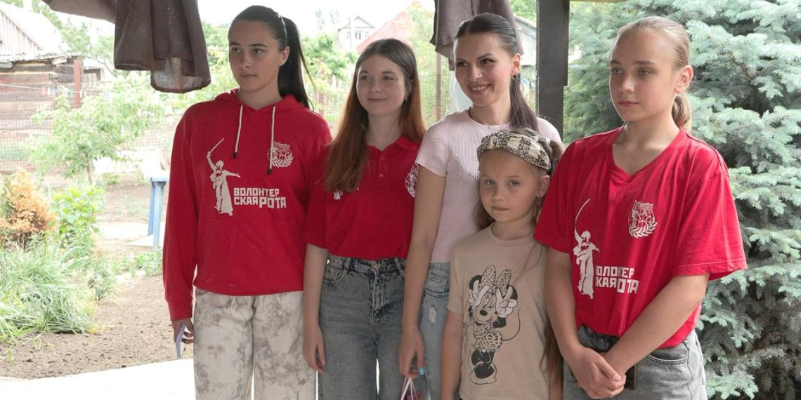 Волонтёры поздравили семьи участников СВО в Запорожской области 