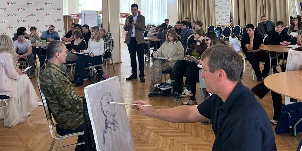 Акция "Портрет Героя" собрала ветеранов СВО и молодых художников в московском ДК "Чайка" 