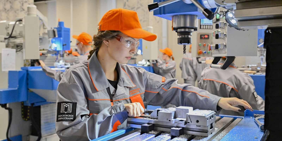 Собянин: всё больше выпускников 9-х классов выбирают учебу в колледже