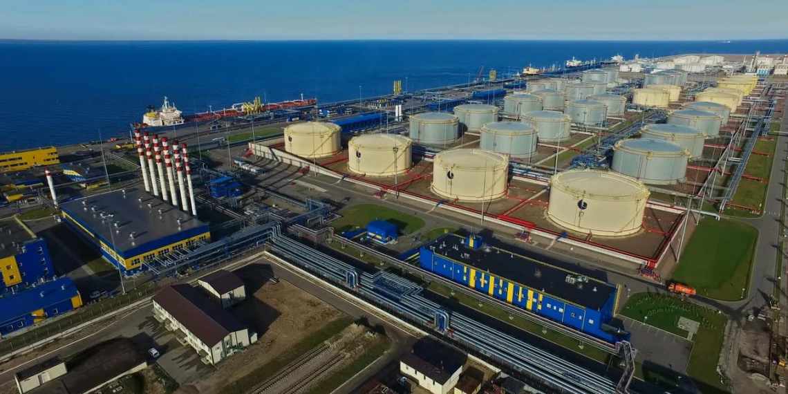 В порту Усть-Луга начался пожар после атаки беспилотников