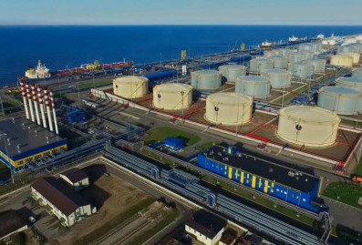 В порту Усть-Луга начался пожар после атаки беспилотников