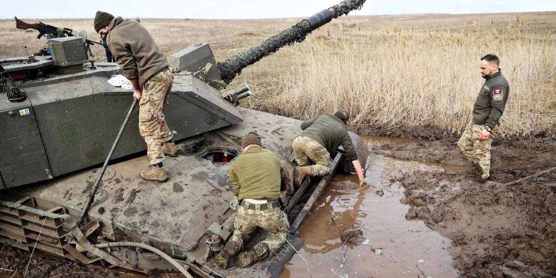 Украинский танк Challenger 2 утонул в грязи перед журналистами