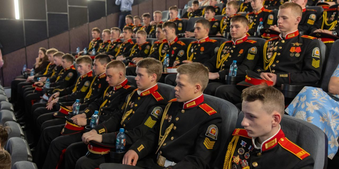 Фестиваль кадетского движения собрал 10 тысяч участников на Поклонной горе 