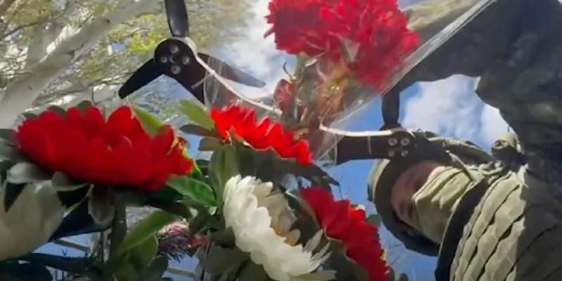 Российские военные возложили цветы к мемориалу в Херсоне с помощью дрона 