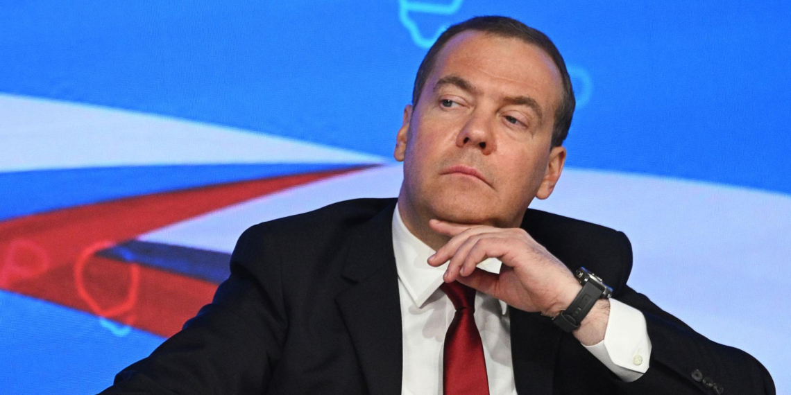 Медведев посоветовал европейцам не вестись на просьбы "кровавого клоуна"