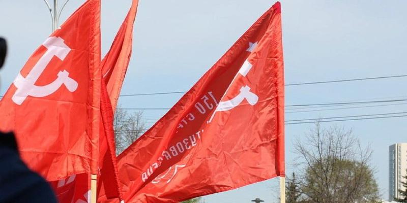 Российские военные подняли Знамя Победы над историческими территориями ДНР 